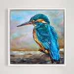 Charger l'image dans la galerie, Peinture à l'huile d'un martin pêcheur et tableau sur toile d'un oiseau sauvage bleu sur une branche au couleurs pastel pour deco bohème et nature.