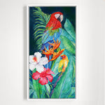 Charger l'image dans la galerie, Tableau sur toile de déco murale jungle et nature au paysage exotique d’animaux sauvages représentant un couple d’oiseaux de perroquets : Ara Macao rouge et la perruche du soleil ou conure dans la jungle avec une végétation de feuilles de palmiers et d’hibiscus blancs et roses pour une ambiance jungalow et moderne