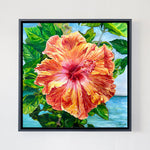 Charger l'image dans la galerie, Tableau de fleurs tropicales, un hibiscus jaune s’étend sur la mer lagon azur sous un ciel d’été de soleil, pour une déco murale exotique et solaire.