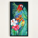 Charger l'image dans la galerie, Tableau sur toile de déco murale jungle et nature au paysage exotique d’animaux sauvages représentant un couple d’oiseaux de perroquets : Ara Macao rouge et la perruche du soleil ou conure dans la jungle avec une végétation de feuilles de palmiers et d’hibiscus blancs et roses pour une ambiance jungalow et moderne