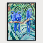 Charger l'image dans la galerie, Peinture poster jungle de perroquets ara hyacinthe dans la jungle entre les feuilles de palmiers vertes et bleus multicolores.
