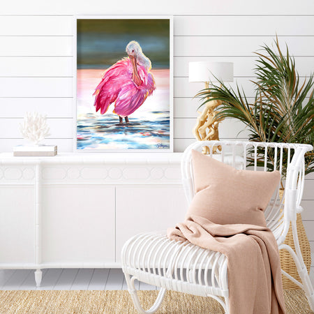 Tableau d'oiseau rose sur un étang, un oiseau Spoonbill trempe ses pieds dans l’eau au crépuscule, pour une déco costale murale chic et plage.