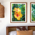 Charger l'image dans la galerie, Peinture à l'huile d'hibiscus jaunes sur un tableau d'art tropical sur toile avec des feuilles multicolore pour une deco des îles exotiques et jungle.