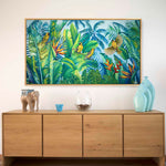 Charger l'image dans la galerie, Peinture nature Tableau jungle et tropical d’une fresque d’oiseaux exotiques et sauvages des îles de l’océan indien (île Maurice) représentant des tisserins jaunes et des condés ou bulbul orphée, la jungle avec la végétation des bananiers palmiers aux feuilles multicolores pour une déco bohème, jungalow et moderne