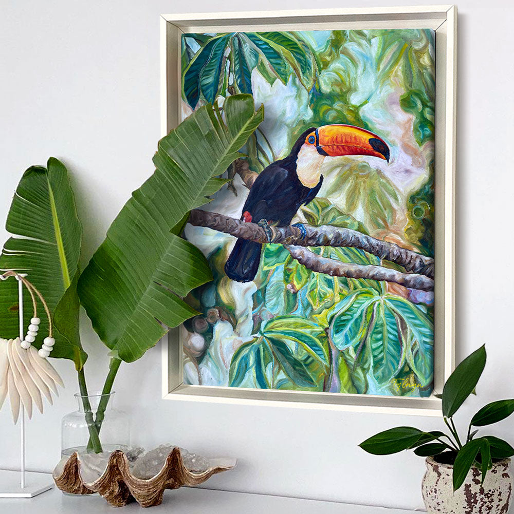 Peinture jungle sur une toile avec un toucan toco sur une branche devant les feuilles de palmiers pour un tableau animalier et exotique.