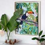 Charger l&#39;image dans la galerie, Peinture jungle sur une toile avec un toucan toco sur une branche devant les feuilles de palmiers pour un tableau animalier et exotique.
