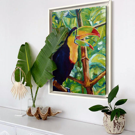 Peinture tropicale et nature de toucan dans un poster jungle exotique entouré de feuilles de palmier et d’arbres, un animal colorée pour une deco végétale et moderne.