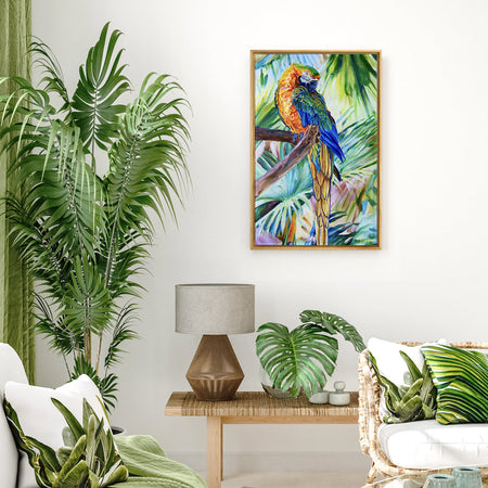 Tableau tropical et nature d’un paysage de perroquet Ara Macaw jaune et bleu sur fond de palmiers et cocotiers aux feuilles multicolores pour une déco murale vacances, bord de mer et moderne