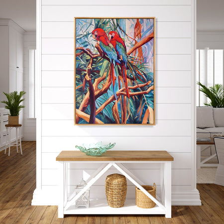 Peinture tropicale perroquets dans un tableau jungle et nature d’un paysage d’animaux sauvages représentant un couple de Ara macao rouge dans la jungle avec la végétation des palmiers aux feuilles multicolores pour une décoration exotique