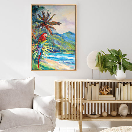 peinture tropical et nature d’un paysage de plage et de montagne avec le perroquet Ara Macao rouge avec palmiers cocotier aux feuilles multicolores devant la montagne et sur un ciel bleu de vacances pour une déco murale bord de mer et moderne