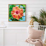 Charger l'image dans la galerie, Tableau de fleurs tropicales, un hibiscus jaune s’étend sur la mer lagon azur sous un ciel d’été de soleil, pour une déco murale costal et plage.