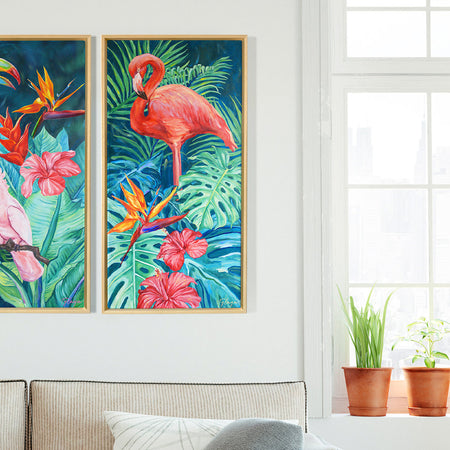 Tableau sur toile de déco murale jungle et nature au paysage exotique d’animaux avec fleurs et plantes sauvages représentant un flamant rose, des hibiscus blanc et rose, une fleur de strelitzia oiseau de paradis pour une ambiance jungalow et moderne