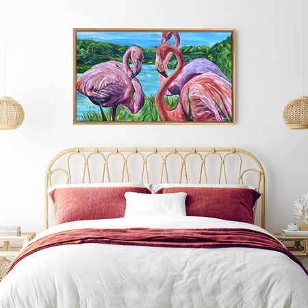 Tableau tropical de trois flamants roses des îles Galápagos sur fond de lagune azurée, œuvre intime et pudique pour une déco murale exotique.