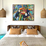 Charger l'image dans la galerie, Tableau tropical et nature d’un trio de trois de toucan tropical chantant dans la jungle exotique entre les feuilles de palmiers multicolores et lumineuses : une peinture d’animaux sauvages, décoration de faune et flore moderne pour art mural contemporain, végétal et design