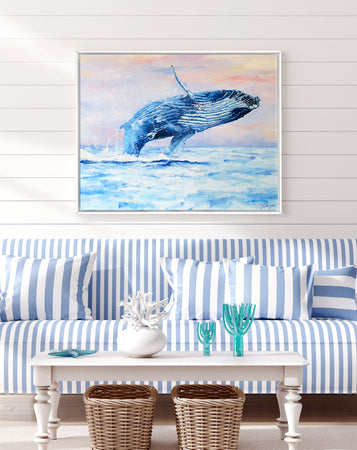 peinture baleine bleue et nature d’un tableau mer marin rose pastel et bleu clair pour déco moderne et bord de mer représentant un cachalot sautant dans l’eau