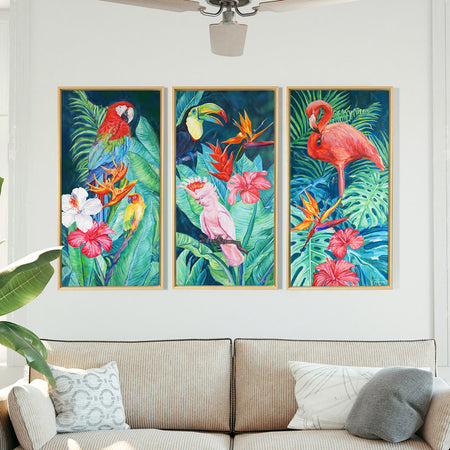Tableau jungle sur toile de déco murale nature d’une forêt exotique d’animaux avec fleurs et plantes sauvages représentant un Toucan, un Perroquet, un Cacatoès et des palmier tropicaux pour une ambiance jungle, jungalow et moderne.