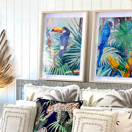 Peinture poster de toucan toco dans la jungle entre les feuilles de palmiers vertes et bleus multicolores.