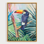 Charger l'image dans la galerie,  Peinture poster de toucan toco dans la jungle entre les feuilles de palmiers vertes et bleus multicolores.