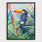 Charger l'image dans la galerie,  Peinture poster de toucan toco dans la jungle entre les feuilles de palmiers vertes et bleus multicolores.