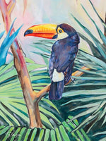 Charger l'image dans la galerie, Tableau tropical et nature d’un toucan toco dans la jungle amazonienne entre les feuilles de palmiers vertes et bleus multicolores : une peinture d’oiseau sauvage pour une décoration moderne et contemporaine, végétale