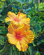 Charger l'image dans la galerie, Peinture à l'huile d'hibiscus jaunes sur un tableau d'art tropical sur toile avec des feuilles multicolore pour une deco des îles exotiques et jungle.