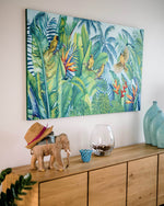 Charger l'image dans la galerie, Peinture nature Tableau jungle et tropical d’une fresque d’oiseaux exotiques et sauvages des îles de l’océan indien (île Maurice) représentant des tisserins jaunes et des condés ou bulbul orphée, la jungle avec la végétation des bananiers palmiers aux feuilles multicolores pour une déco bohème, jungalow et moderne