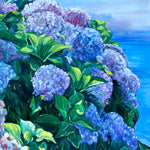 Charger l'image dans la galerie, Tableau de paysage marin, des hortensias bleus devant l’océan Atlantique, pour une déco murale à l’ambiance mer et naturelle.