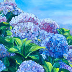 Charger l'image dans la galerie, Tableau de paysage marin, des hortensias bleus devant l’océan Atlantique, pour une déco murale à l’ambiance mer et naturelle.