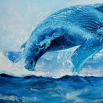 Charger l'image dans la galerie, Peinture baleine bleue d’un tableau mer et nature avec paysage marin rose pastel et bleu clair pour déco moderne et bord de mer représentant sautant dans l'océan