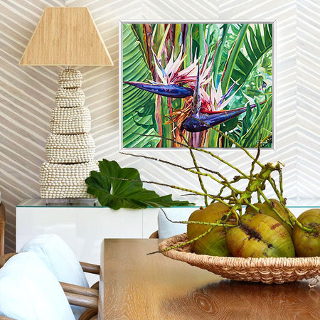Peinture oiseau de paradis tropical et tableau nature de Fleurs blanches de Ravenala ou arbre du voyageur, rappelant les oiseaux de paradis Strelitzia, une décoration murale bohème, vacances d’été, souvenirs des îles, exotique et chic