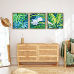Charger l'image dans la galerie, Tableau triptyque jungle, végétation de feuilles tropicale d’un bananier, d’un monstera et de lotus blanc, pour une déco murale moderne et naturelle.
