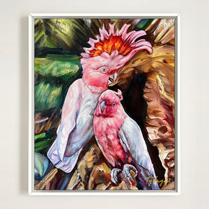 Tableau représentant des perroquets à huppe rouge, parés de leurs plumes éclatantes, évoluant au sein d'une jungle luxuriante et envoûtante