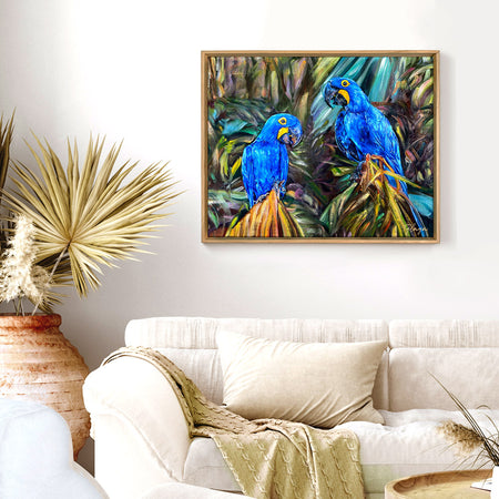 Tableau d’oiseaux tropicaux, de perroquets bleus 'Ara Hyacinthe' évoluant dans une jungle tropicale luxuriante