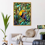 Charger l&#39;image dans la galerie, Tableau tropical et nature d’un toucan tropical, chantant dans la jungle exotique entouré de feuilles de palmier et d’arbres : une peinture d’animal colorée, décoration végétale et moderne pour art mural contemporain et design
