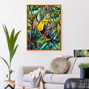 Tableau tropical et nature d’un toucan tropical, chantant dans la jungle exotique entouré de feuilles de palmier et d’arbres : une peinture d’animal colorée, décoration végétale et moderne pour art mural contemporain et design