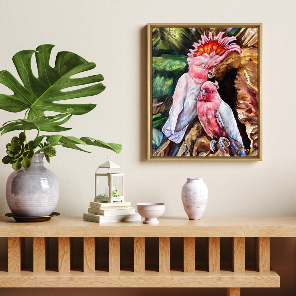 Tableau représentant des perroquets à huppe rouge, parés de leurs plumes éclatantes, évoluant au sein d'une jungle luxuriante et envoûtante