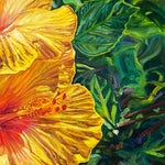 Charger l&#39;image dans la galerie, Peinture à l&#39;huile d&#39;hibiscus jaunes sur un tableau d&#39;art tropical sur toile avec des feuilles multicolore pour une deco des îles exotiques et jungle.
