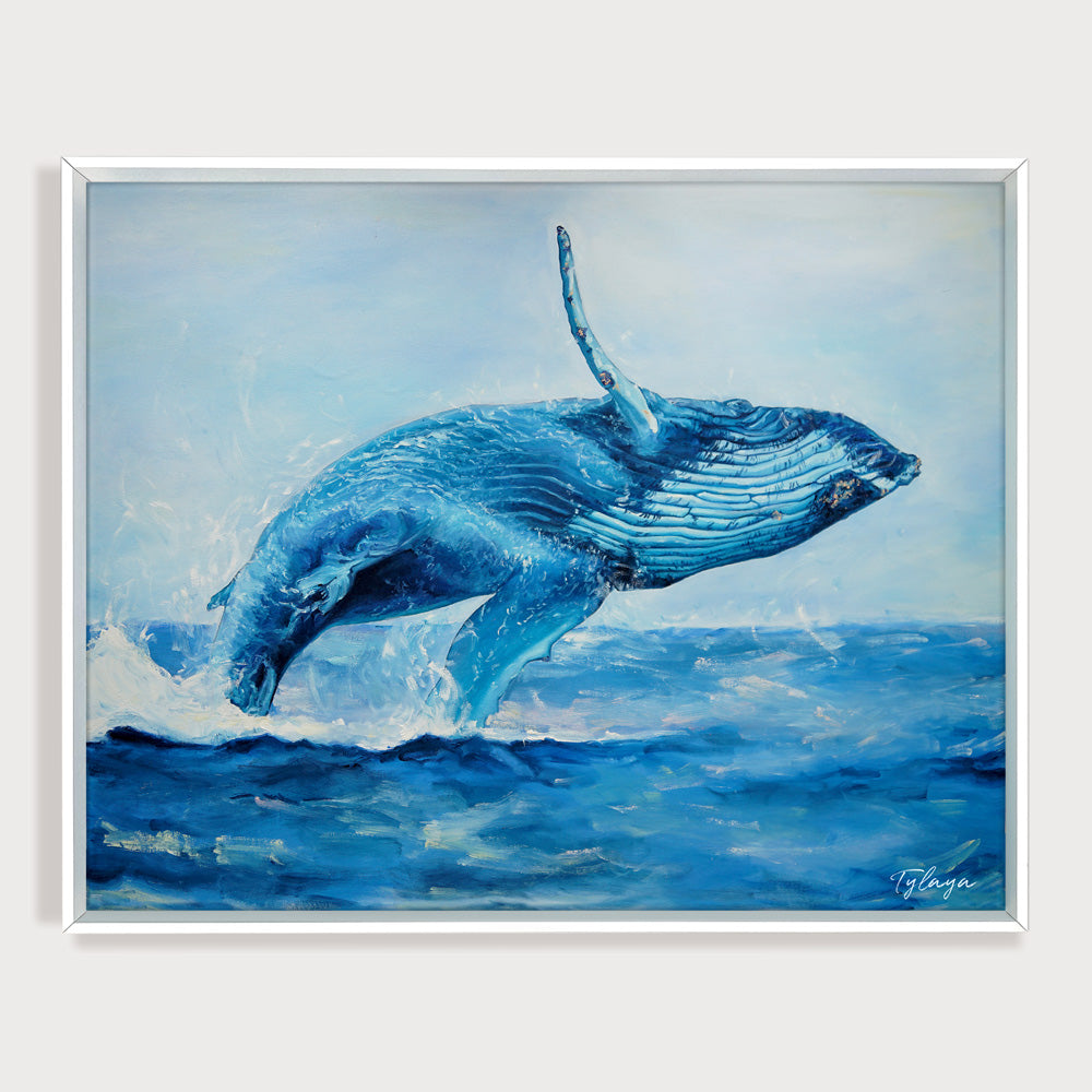 Peinture huile baleine bleue d’un tableau mer et nature avec paysage marin pastel pour déco moderne et bord de mer représentant sautant dans les vagues de l’ocean.