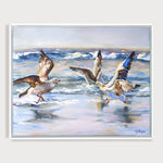 Charger l&#39;image dans la galerie, Peinture mouettes sur l’océan dans un tableau sur toile de déco murale nature d’oiseaux marins sur les vagues représentant des mouettes volant sur l’océan, pour une ambiance intérieure bord de mer, côtière et moderne.
