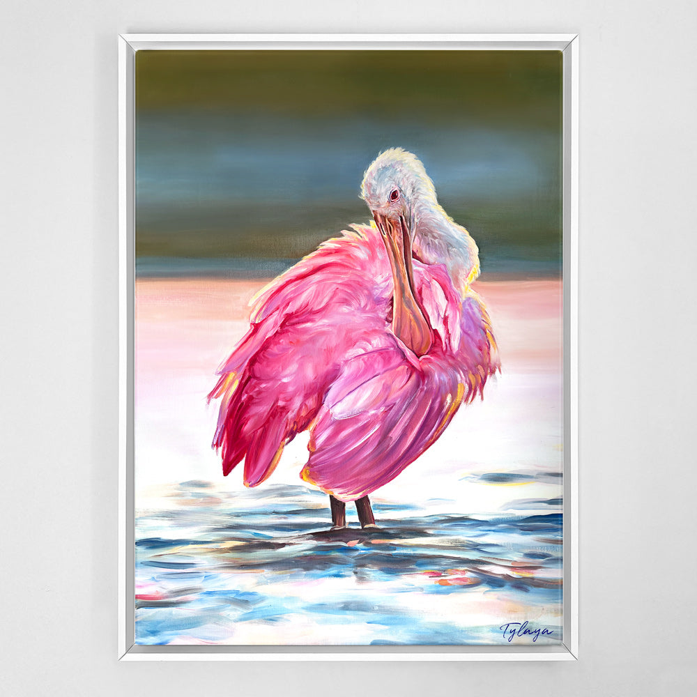 Tableau d'oiseau rose sur un étang, un oiseau Spoonbill trempe ses pieds dans l’eau au crépuscule, pour une déco costale murale chic et plage.
