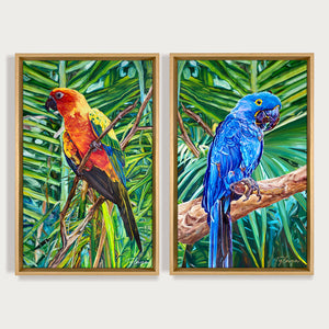 Tableau tropical diptyque avec peinture d’oiseaux exotiques : une perruche soleil et un ara hyacinthe, pour une déco nature ambiance jungle et bohème.