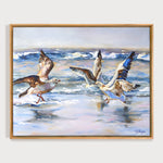 Charger l&#39;image dans la galerie, Peinture mouettes sur l’océan dans un tableau sur toile de déco murale nature d’oiseaux marins sur les vagues représentant des mouettes volant sur l’océan, pour une ambiance intérieure bord de mer, côtière et moderne.
