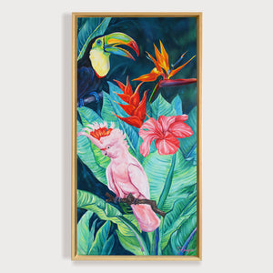 Tableau jungle sur toile de déco murale nature d’une forêt exotique d’animaux avec fleurs et plantes sauvages représentant un Toucan, un Perroquet, un Cacatoès et des palmier tropicaux pour une ambiance jungle, jungalow et moderne.