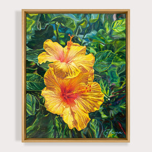 Peinture à l'huile d'hibiscus jaunes sur un tableau d'art tropical avec des feuilles multicolore pour une deco des îles exotiques et jungle.