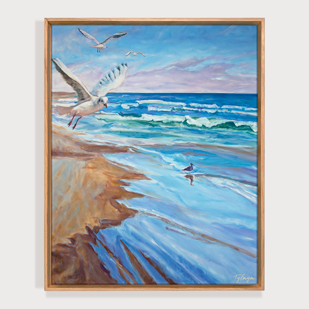 Peinture à l'huile mouette devant une mer pastel avec des vagues et du sable ocre encadrée.