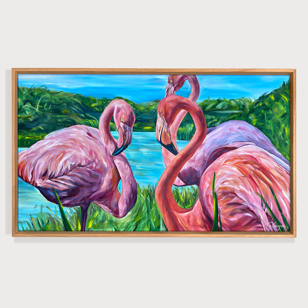 Peinture tropicale de trois flamants roses des îles Galápagos sur fond de lagune azurée, une oeuvre d'art pour une déco murale exotique.