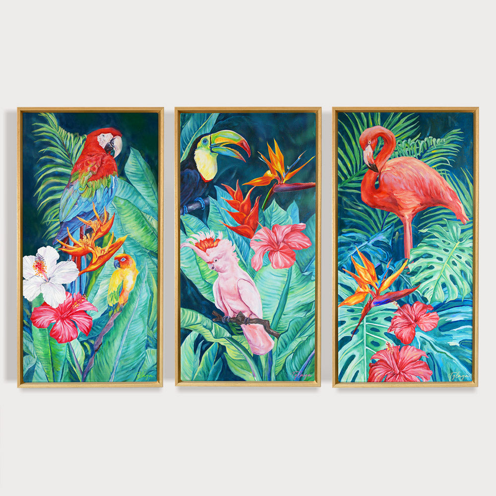Triptyque jungle tableau sur toile de déco murale nature exotique d’animaux avec fleurs et plantes sauvages représentant un Toucan, un Perroquet, un Cacatoès et des palmier tropicaux pour une ambiance jungle, jungalow et moderne.