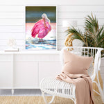 Charger l&#39;image dans la galerie, Tableau d&#39;oiseau rose sur un étang, un oiseau Spoonbill trempe ses pieds dans l’eau au crépuscule, pour une déco costale murale chic et plage.
