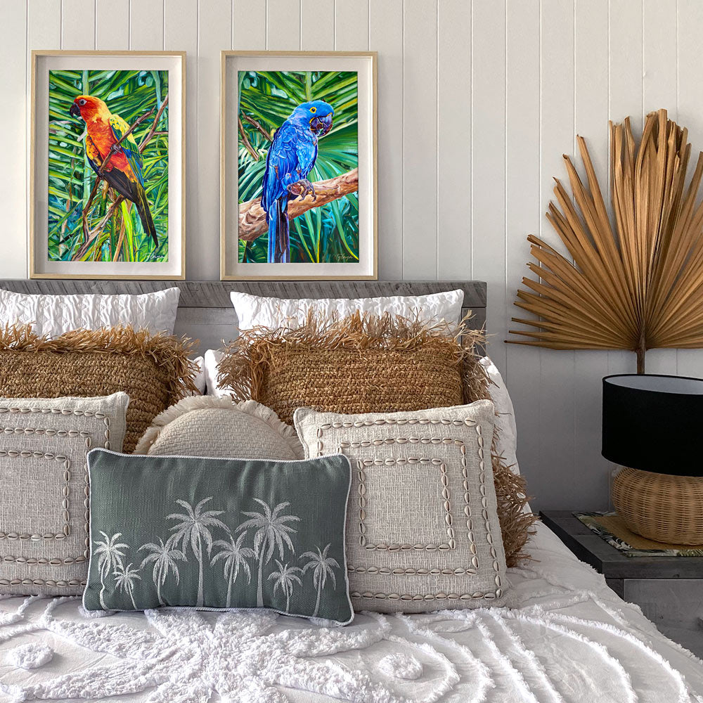 Tableau tropical sous forme de diptyque représentant deux oiseaux exotiques : une perruche soleil et un ara hyacinthe, pour une déco murale positive ambiance jungalow moderne.