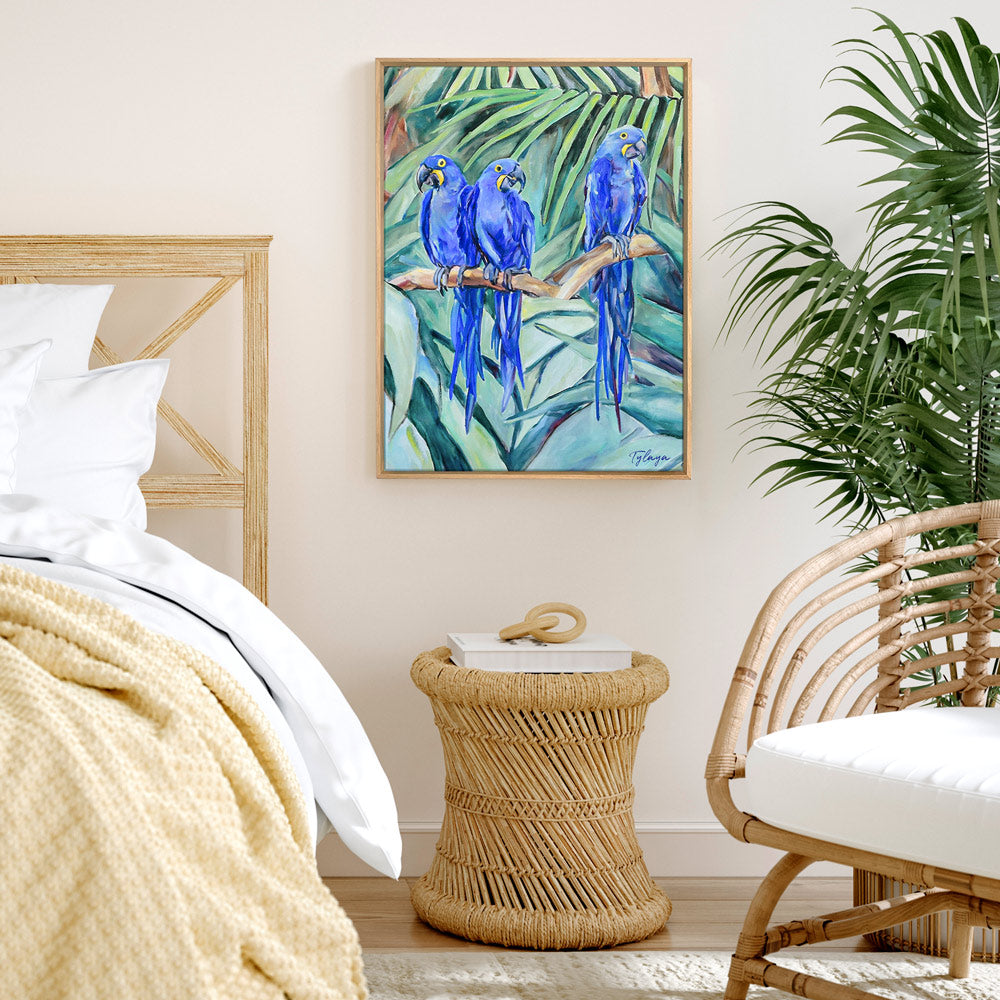 Tableau jungle et nature de la jungle avec ses oiseaux exotiques sauvages représentant un trio de perroquets Ara Hyacinthes bleus cobalt sur fond de feuilles de palmiers dans une déco bohème, jungalow et moderne